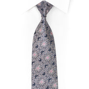 Design de medalhões de prata em gravata de strass azul escuro com brilhos