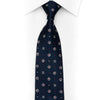 Elegante desenho floral vermelho prateado em gravata de seda com strass azul marinho